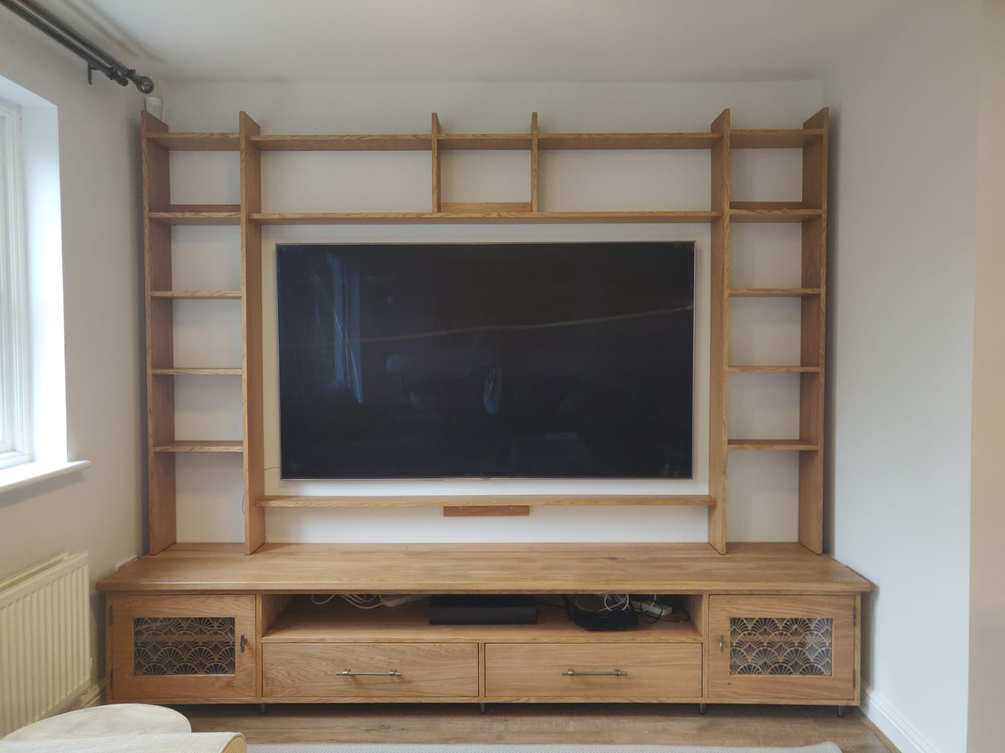 LIVING ROOM / TV UNITS